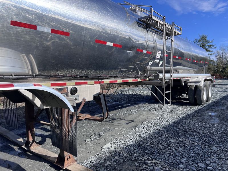 Tank side with the catwalk and handrails above the ladder.